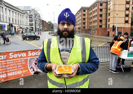 Sikh freiwillige Aushändigung Curry für Wohnungslose in Cardiff. Mitglieder des Vereins Midland Langar Seva sind abgebildet Stockfoto