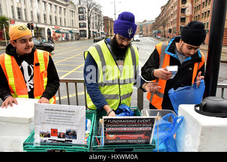 Sikh freiwillige Aushändigung Curry für Wohnungslose in Cardiff. Mitglieder des Vereins Midland Langar Seva sind abgebildet Stockfoto