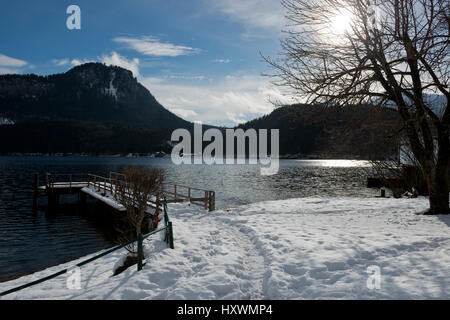 Winterliche Altausseer See mit schneebedeckten Jetty und tressensattel im Hintergrund Stockfoto