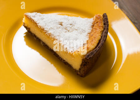 Kokos Torte Kreissegment auf gelbe Platte Stockfoto
