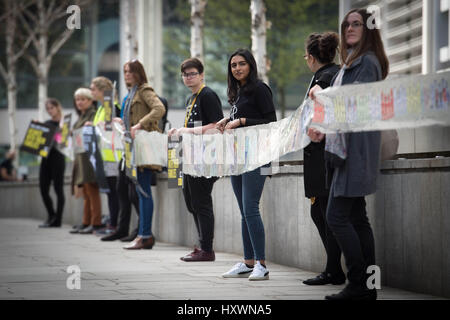 Menschen nehmen Teil an einer Demonstration von Amnesty International und die Schüler-Aktion für Flüchtlinge, die Regierung zu stoppen, minderjährige Flüchtlinge von ihren Familien gewaltsam zu trennen. Stockfoto