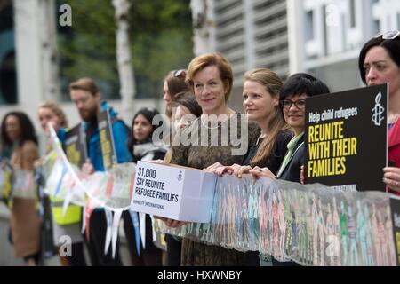 Juliet Stevenson während einer Demonstration von Amnesty International und die Schüler-Aktion für Flüchtlinge, die Regierung aufzufordern, zu stoppen, minderjährige Flüchtlinge von ihren Familien gewaltsam zu trennen. Stockfoto