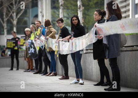 Menschen nehmen Teil an einer Demonstration von Amnesty International und die Schüler-Aktion für Flüchtlinge, die Regierung zu stoppen, minderjährige Flüchtlinge von ihren Familien gewaltsam zu trennen. Stockfoto