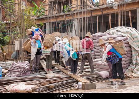 Bauarbeiter in der chinesischen Provinz Yunnan Stockfoto