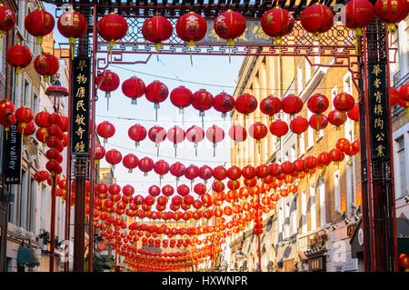 Eine lebendige Darstellung der traditionellen chinesischen neuen Jahr Laternen in Soho, London 2017. Stockfoto