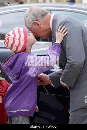 Prince Of Wales ist ein junges Mädchen begrüßt, die rannte auf ihn von der Straße, ihn zu küssen, als er bei der FARA-Stiftung in Popesti Leordeni wo er treffen wird ankommt, Kinder und Jugendliche von der Nächstenliebe in Bukarest, Rumänien, am zweiten Tag seiner neun Tage Europatour untergebracht. Stockfoto