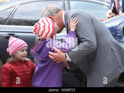 Prince Of Wales ist ein junges Mädchen begrüßt, die rannte auf ihn von der Straße, ihn zu küssen, als er bei der FARA-Stiftung in Popesti Leordeni wo er treffen wird ankommt, Kinder und Jugendliche von der Nächstenliebe in Bukarest, Rumänien, am zweiten Tag seiner neun Tage Europatour untergebracht. Stockfoto