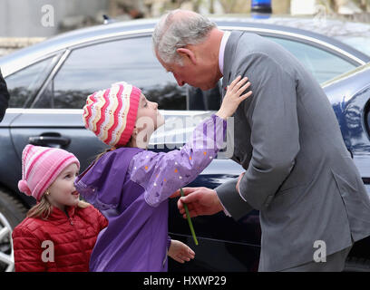 Prince Of Wales ist ein junges Mädchen begrüßt, die rannte auf ihn von der Straße, ihn zu küssen, als er bei der FARA-Stiftung in Popesti Leordeni wo er treffen wird ankommt, Kinder und Jugendliche von der Nächstenliebe in Bukarest, Rumänien, am zweiten Tag seiner neun Tage Europatour untergebracht. Stockfoto