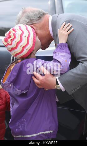 Prince Of Wales ist ein junges Mädchen begrüßt, die rannte auf ihn von der Straße, ihn zu küssen, als er bei der FARA-Stiftung in Popesti Leordeni wo er treffen wird ankommt, Kinder und Jugendliche von der Nächstenliebe in Bukarest, Rumänien, am zweiten Tag seiner neun Tage Europatour untergebracht. Stockfoto