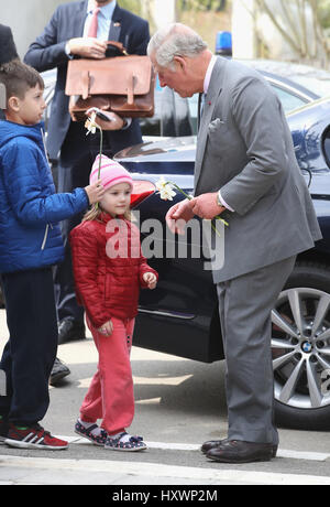 Prince Of Wales als er kommt in der FARA-Stiftung in Popesti Leordeni wo er Kinder und Jugendliche untergebracht durch die Nächstenliebe in Bukarest, Rumänien, treffen wird am zweiten Tag seiner neun Tage europäischen tour. Stockfoto