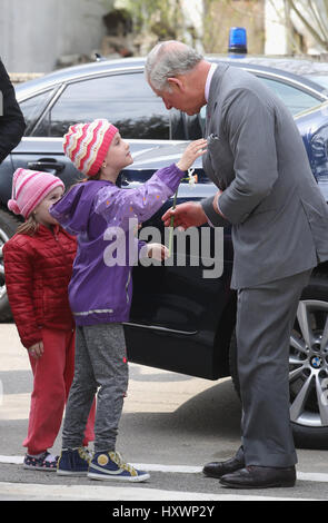 Prince Of Wales ist ein junges Mädchen begrüßt, die rannte auf ihn von der Straße, ihn zu küssen, als er bei der FARA-Stiftung in Popesti Leordeni wo er treffen wird ankommt, Kinder und Jugendliche von der Nächstenliebe in Bukarest, Rumänien, am zweiten Tag seiner neun Tage Europatour untergebracht. Stockfoto