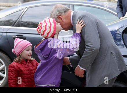 Prince Of Wales ist ein junges Mädchen begrüßt, die rannte auf ihn von der Straße, ihn zu küssen, als er bei der FARA-Stiftung in Popesti Leordeni wo er treffen wird ankommt, Kinder und Jugendliche von der Nächstenliebe in Bukarest, Rumänien, am zweiten Tag seiner neun Tage Europatour untergebracht. Stockfoto