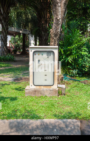 Gebrochen und schlechten Zustand der Stromversorgung Schaltschrank aus Metall Stockfoto