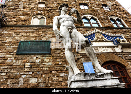 Die berühmte Statue David von Michelangelo (Reproduktion) vor dem Eingang des Palazzo Vecchio, jetzt das Rathaus auf der Piazza della Signoria. FL Stockfoto