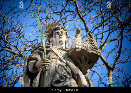 Ein Engel vor der Abtei Kirche St. Stephanus und St. Vitus, Kloster Schloss Corvey in Höxter, Weserbergland, Nord Rhein Westfalen, Deutschland, Eur Stockfoto