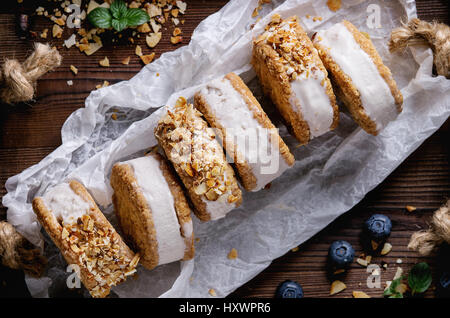 Eiscreme-Sandwichs in cookies Stockfoto