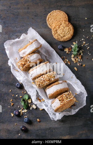 Eiscreme-Sandwichs in cookies Stockfoto