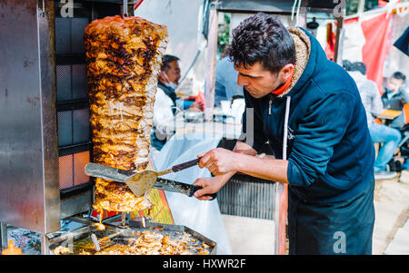 Türkischer Mann bereitet Döner an einer Straße Garküche Stockfoto