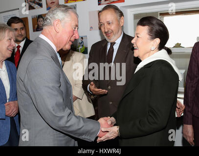 Prince Of Wales wird von Prinzessin Marina Sturdza begrüßt, als er der FARA-Stiftung in Popesti Leordeni Besuche er lernte Kinder und Jugendliche von der Nächstenliebe in Bukarest, Rumänien, am zweiten Tag seiner neun Tage Europatour untergebracht. Stockfoto