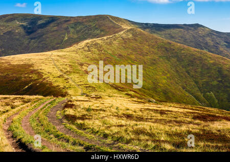 Sommer-Berglandschaft. kurvenreiche Straße durch den Grat zum Gipfel. feine Spätsommerwetter Stockfoto