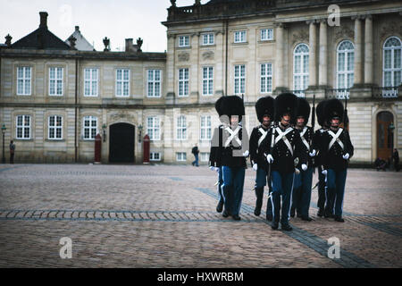 Ändern die Wachablösung am Amalienborg in Kopenhagen, Dänemark. Ihre Uniform ist vergleichbar mit der Foot Guards der britischen Armee. Die dänische Königliche F Stockfoto