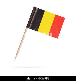 Miniatur-Papier-Flagge Belgien. Isoliert auf weißem Hintergrund. Mit Schatten unten Stockfoto