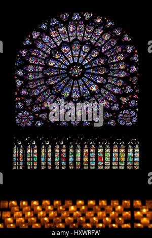 Close-up gebeizt Glas Notre-Dame Paris mit Kerzen vor Stockfoto