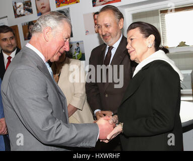 Prince Of Wales wird von Prinzessin Marina Sturdza begrüßt, als er der FARA-Stiftung in Popesti Leordeni Besuche er lernte Kinder und Jugendliche von der Nächstenliebe in Bukarest, Rumänien, am zweiten Tag seiner neun Tage Europatour untergebracht. Stockfoto