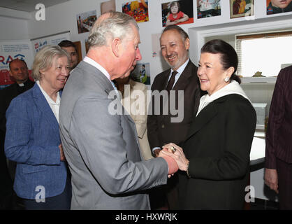 Prince Of Wales wird von Prinzessin Marina Sturdza begrüßt, als er der FARA-Stiftung in Popesti Leordeni Besuche er lernte Kinder und Jugendliche von der Nächstenliebe in Bukarest, Rumänien, am zweiten Tag seiner neun Tage Europatour untergebracht. Stockfoto