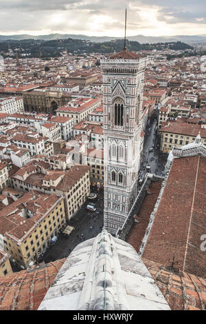 Giottos Campanile ist eine freistehende Campanile auf der Piazza del Duomo in Florenz, Italien. Stockfoto