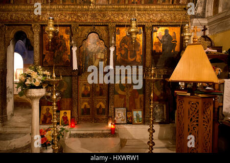 vergoldete hölzerne Altar in der Kirche des Klosters Agios Panteleimonas auf der Insel Tilos, Dodekanes, Griechenland Stockfoto