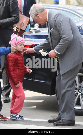 Prince Of Wales als er kommt in der FARA-Stiftung in Popesti Leordeni wo er Kinder und Jugendliche untergebracht durch die Nächstenliebe in Bukarest, Rumänien, treffen wird am zweiten Tag seiner neun Tage europäischen tour. Stockfoto