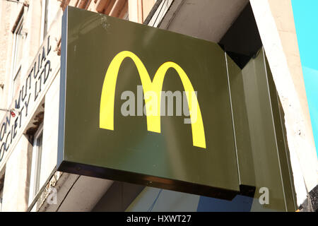 Cardiff, Vereinigtes Königreich, 14. September 2016: McDonalds neues Logo Werbung außerhalb eines der Restaurants in St Marys Straße Stockfoto