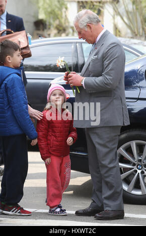 Prince Of Wales als er kommt in der FARA-Stiftung in Popesti Leordeni wo er Kinder und Jugendliche untergebracht durch die Nächstenliebe in Bukarest, Rumänien, treffen wird am zweiten Tag seiner neun Tage europäischen tour. Stockfoto