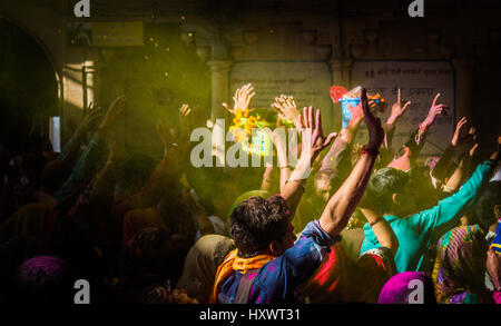 BARSANA - 5. März 2017: Menschen feiern die traditionellen Holi Radharani Tempel am 5. März 2017 in Barsana, Indien. Stockfoto