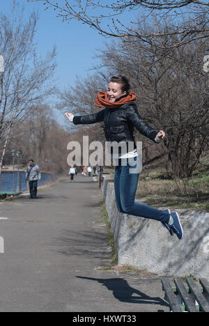 Das junge Mädchen im Jeans springen Spaß Stockfoto