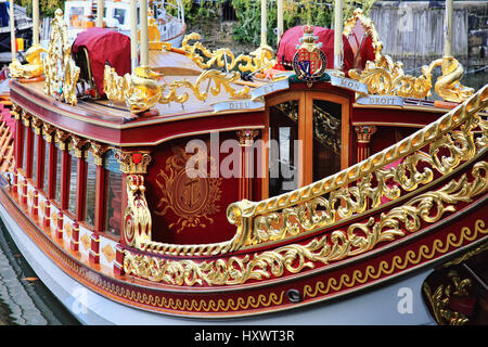 London, UK, 14. Oktober 2012: Gloriana das königliche Schiff verwendet an der Themse Diamond Jubilee Pageant in St Catherine Dock festgemacht Stockfoto