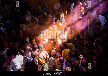 BARSANA - 5. März 2017: Holi-Fest in Indien. Das Fest der Farben in der antiken Stadt Barsana, Mathura in Indien gefeiert. Stockfoto