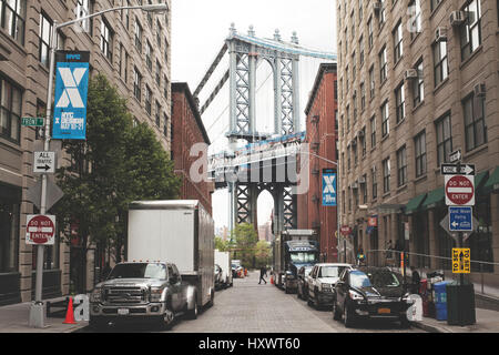 Die Manhattan Bridge ist eine Hängebrücke, die East River überquert. Die Brücke verbindet lower Manhattan mit Brooklyn. Leon Moisseiff war das designe Stockfoto