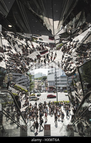 Die Reflexion von dem gespiegelten Eingangsbereich in Tokyu Plaza Omotesando befindet sich im Stadtteil Harajuku in Tokio, Japan. Dieses Kaleidoskop der Spiegel re Stockfoto