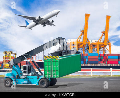 Kran hebt einen Container für gewerbliche Lieferung Fracht-Container-Truck in einer industriellen Hafen und Cargo Flugzeug fliegen über dem Schiff Hafen für logistische Bedeutung Stockfoto