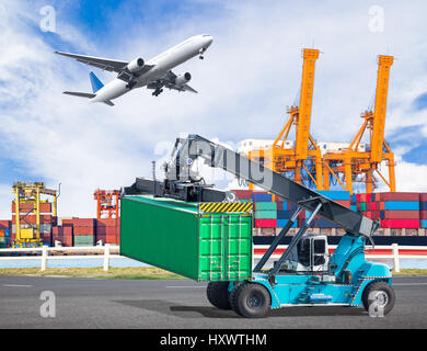 Kran hebt einen Container für gewerbliche Lieferung Fracht-Container-Truck in einer industriellen Hafen und Cargo Flugzeug fliegen über dem Schiff Hafen für logistische Bedeutung Stockfoto