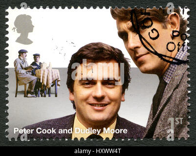 Vereinigtes Königreich - ca. 2015: Eine gebrauchte Briefmarke aus dem Vereinigten Königreich, zeigt ein Porträt des legendären britischen Komiker Peter Cook und Dudley Moore, ca. Stockfoto