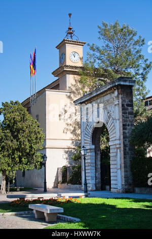 PALMA DE MALLORCA, Balearen, Spanien - 29. März 2017: Consolat de Mar Uhrturm sonnenbeschienenen mit Fahnen am 29. März 2017 in Palma De Mallorca, Bal Stockfoto