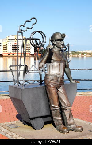 Cardiff, Wales, UK, 14. September 2016: Von Grube zu Port-Skulptur von John Clinch und enthüllt in 2005 die Roath Bassin mit Blick auf Stockfoto