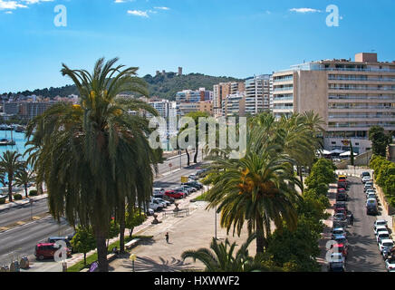 PALMA DE MALLORCA, Balearen, Spanien - 29. März 2017: Blick auf den Paseo Maritimo und Autos in Richtung Schloss Bellver am 29. März 2017 in Palma de Ma Stockfoto