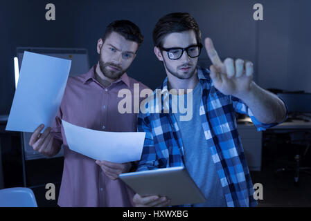 Schöne gut aussehender Mann virtuell testen Stockfoto