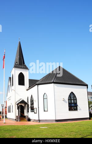 Cardiff, Wales, UK, 14. September 2016: Die norwegische Kirche Arts Centre ist eine beliebte Touristenattraktion in Cardiff Bay Stockfoto