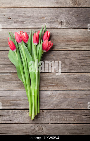 Rote Tulpen Strauß auf hölzernen Hintergrund. Draufsicht mit Platz für Ihren text Stockfoto