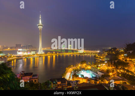 Nachtansicht der Macau Tower und Sai van Bridge in Macau china Stockfoto